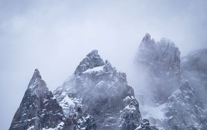 Preview wallpaper mountains, peak, rocks, snow, clouds