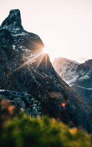 Preview wallpaper mountains, peak, sun, sunlight, landscape