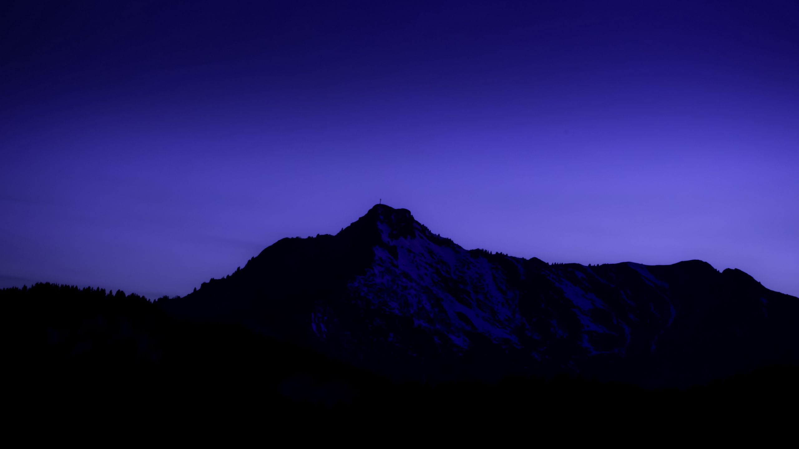 Hãy đắm mình vào khung cảnh đầy cảm hứng với núi đồi phủ lên lớp tím thật lung linh. Hình ảnh này chắc chắn sẽ khiến bạn trầm trồ với sự kết hợp tuyệt vời giữa núi non đầy sức sống và gam màu tím đẹp mê hồn. Translation: Immerse yourself in an inspirational landscape with mountains covered in a glimmering purple hue. This image will definitely leave you mesmerized with the perfect combination of lively mountains and enchanting purple color.