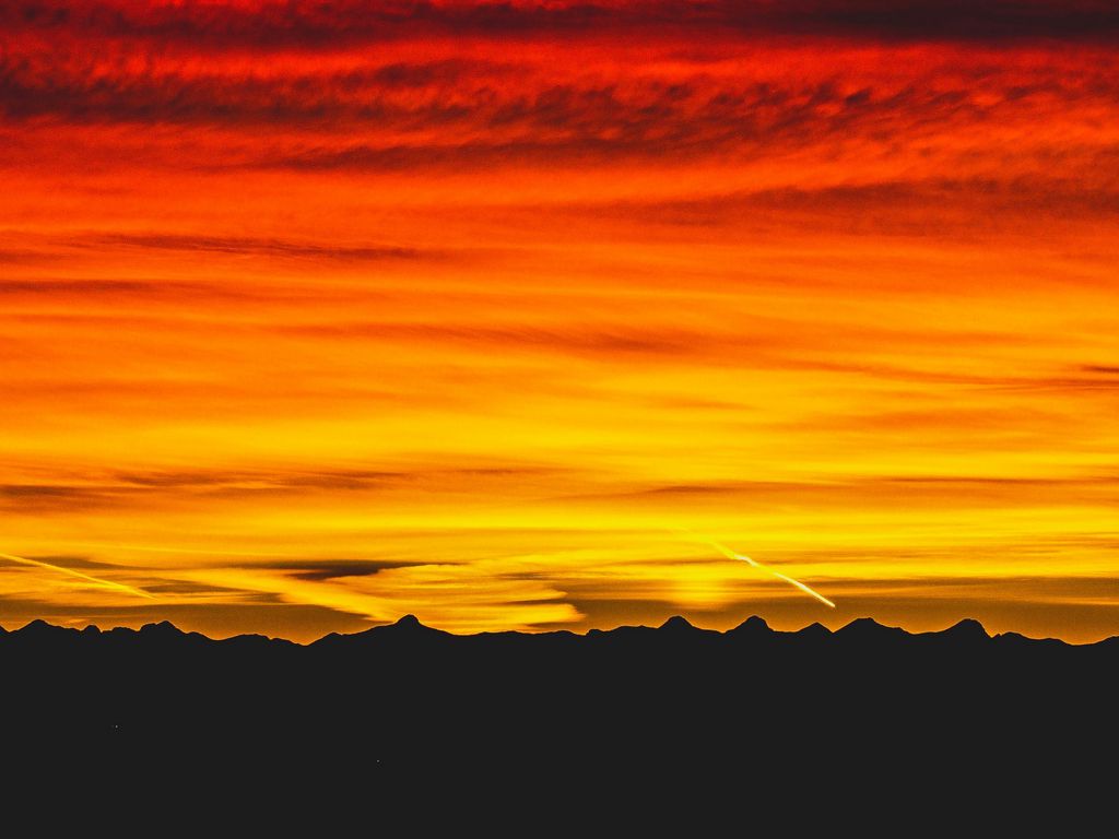 Download wallpaper 1024x768 mountains, sunset, sky, dark, red, yellow,  black standard 4:3 hd background