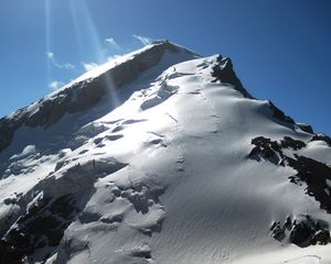 Preview wallpaper mountains, top, snow, wind, shine