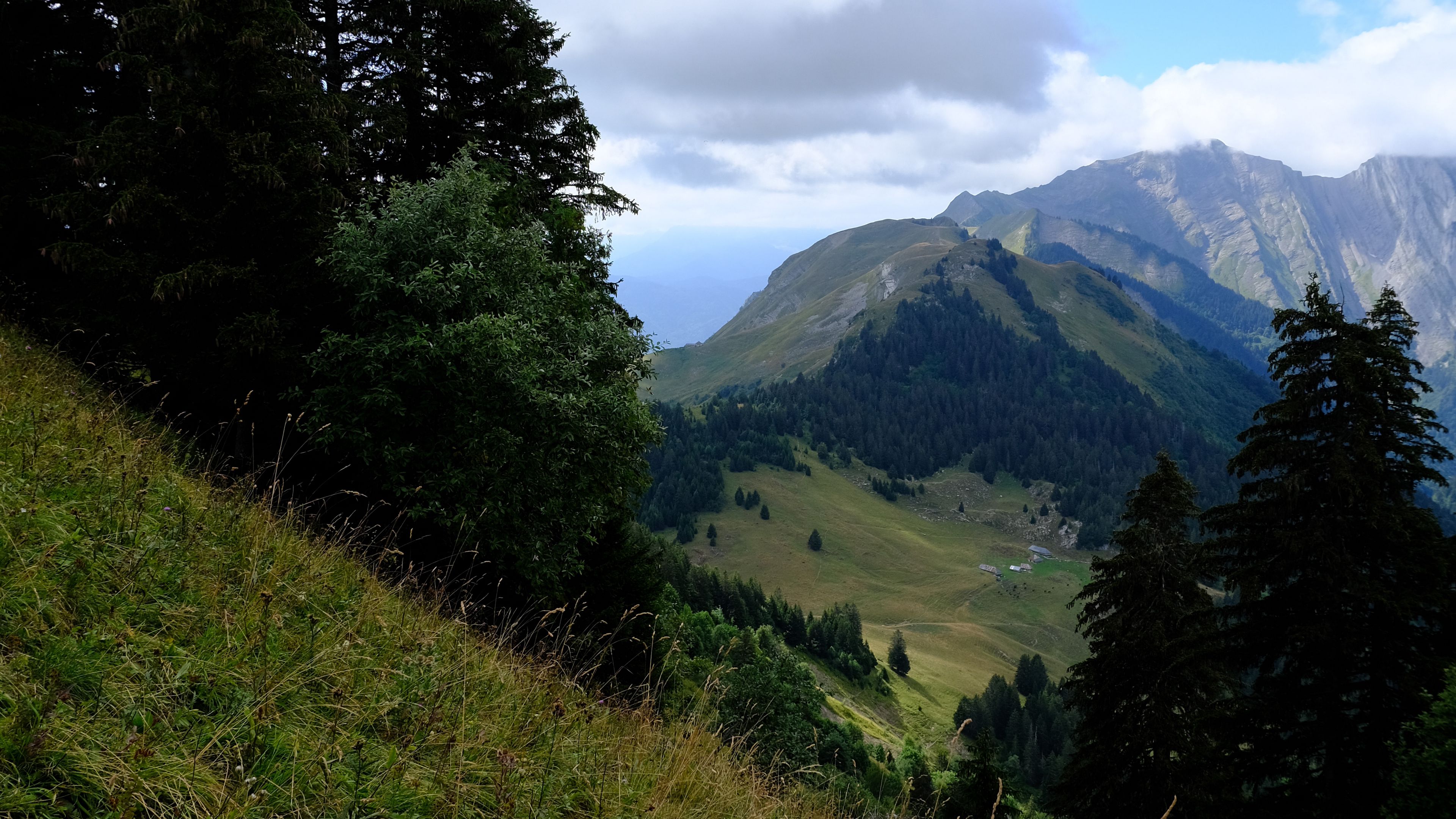 download-wallpaper-3840x2160-mountains-trees-greenery-mountain-range