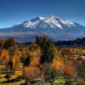 Preview wallpaper mountains, trees, nature, fall