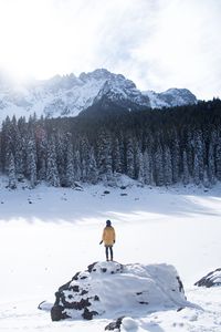 Preview wallpaper mountains, winter, man, travel