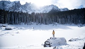 Preview wallpaper mountains, winter, man, travel