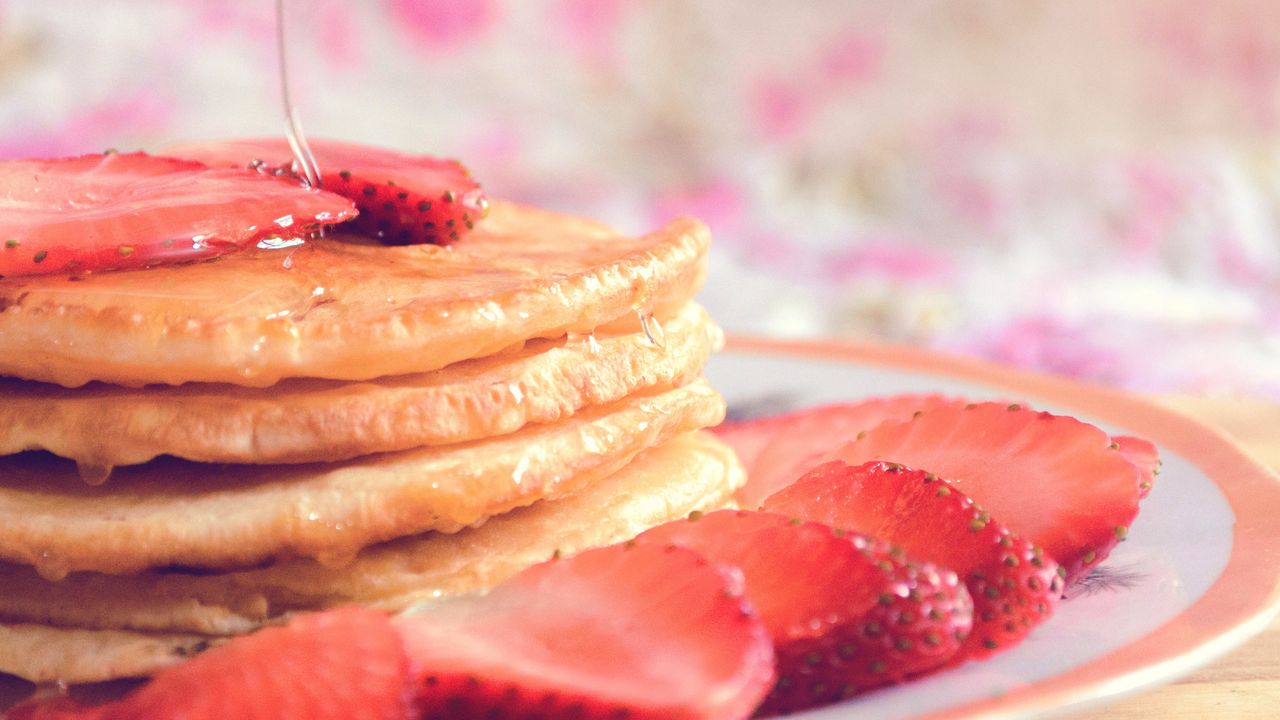 Wallpaper muffin, strawberry, honey, breakfast
