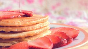 Preview wallpaper muffin, strawberry, honey, breakfast