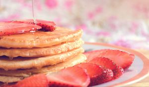 Preview wallpaper muffin, strawberry, honey, breakfast