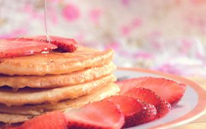 Preview wallpaper muffin, strawberry, honey, breakfast