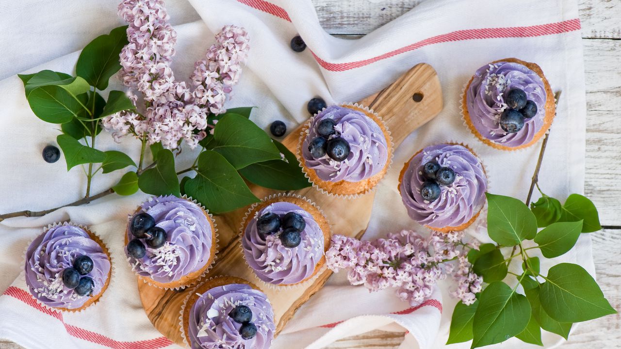 Wallpaper muffins, blueberry, cream, lilac