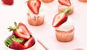 Preview wallpaper muffins, strawberries, berries, dessert, pink