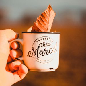 Preview wallpaper mug, hand, leaf, dry