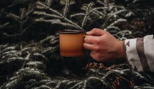 Preview wallpaper mug, hand, spruce, branches, snow