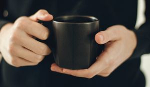 Preview wallpaper mug, hands, man, black