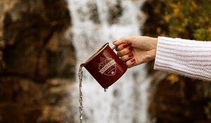 Preview wallpaper mug, jet, hand, water