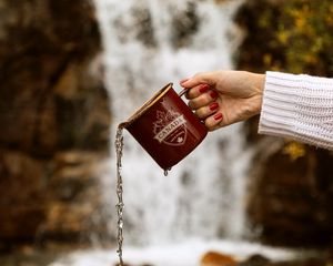 Preview wallpaper mug, jet, hand, water