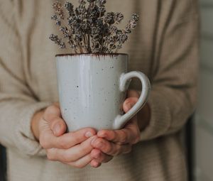 Preview wallpaper mug, lavender, flowers, hands