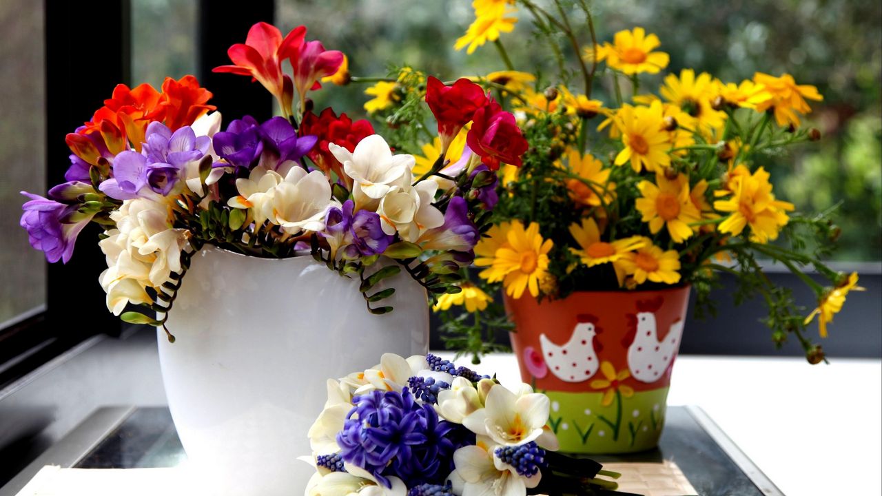 Wallpaper muscari, hyacinths, bouquet, daisies, crocuses, pot, vase, table