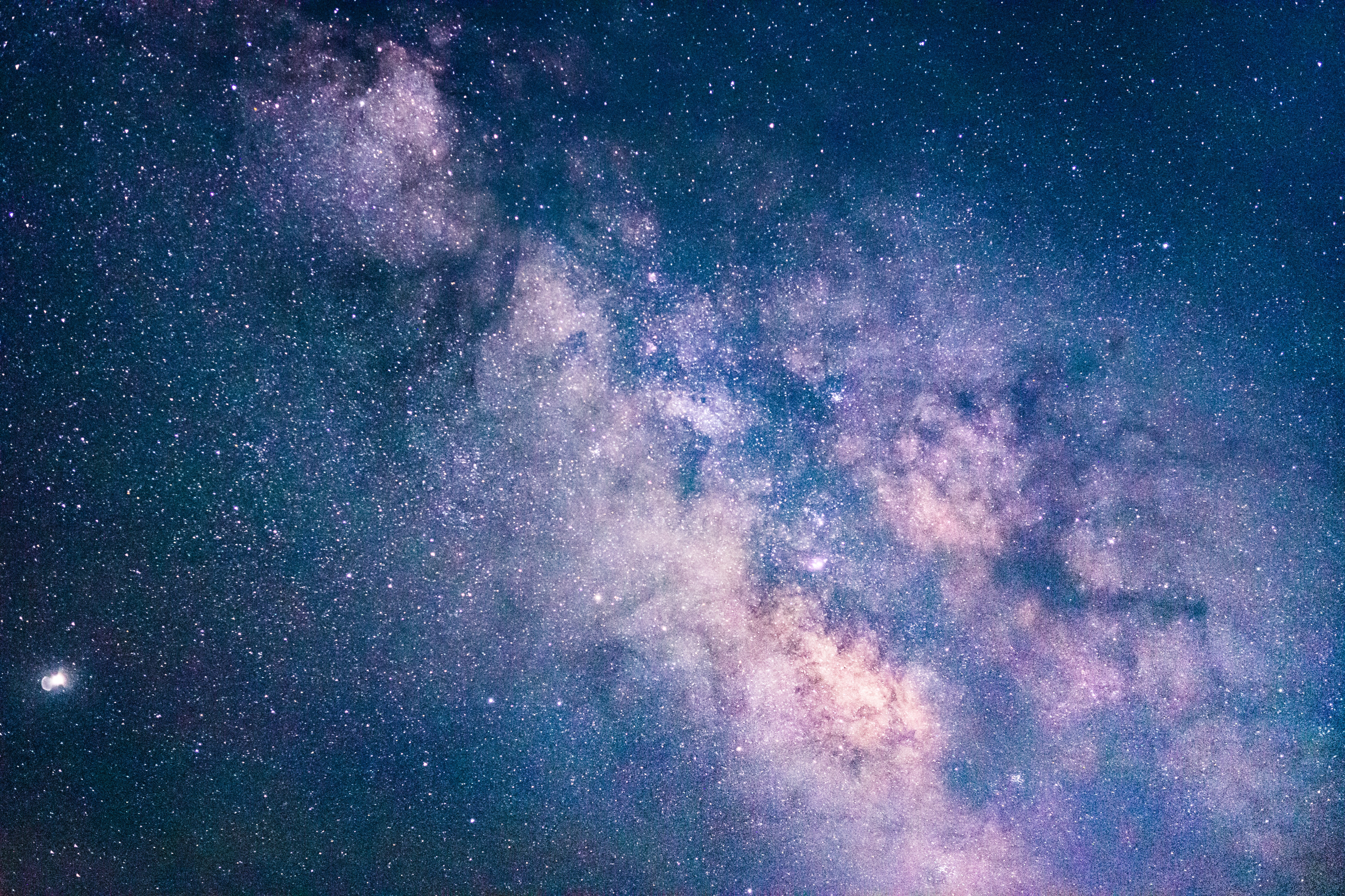 Bức ảnh của thiên hà sẽ khiến bạn trở nên thích thú với cảnh quan tuyệt đẹp của ngôi sao, với màu tím tuyệt đẹp và không gian rộng lớn. Cùng khám phá chân trời xa xôi với bức ảnh này.