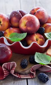 Preview wallpaper nectarines, blackberries, dishes, fruit