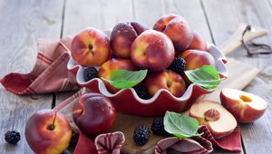 Preview wallpaper nectarines, blackberries, dishes, fruit