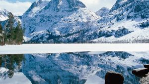 Preview wallpaper nevada, california, mountains, lake, coast, ice, snow, stones