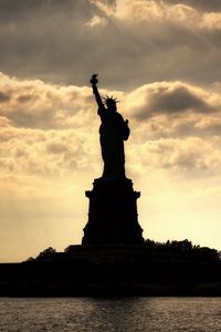 Preview wallpaper new york, statue of liberty, river, evening