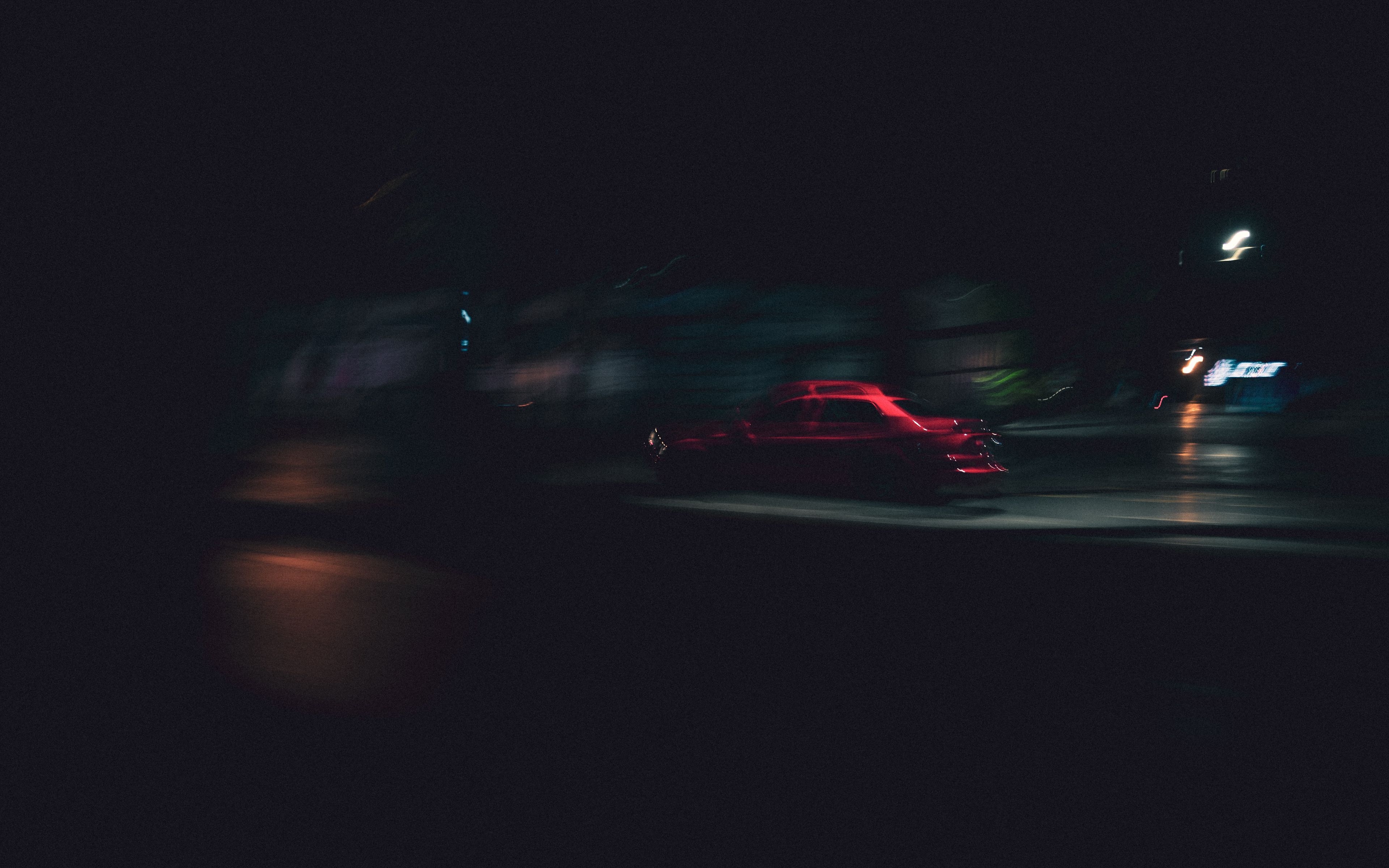 Размытая машина. Дорога ночью. Машина в темноте. Машина в темноте в движении. Машина ночью.