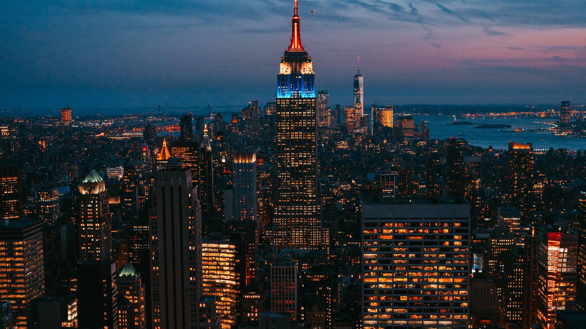 Với độ phân giải 1920x1080 cực kỳ sắc nét, tải ngay hình nền đêm thành phố đèn neon, skyscraper để cảm nhận được sự phóng khoáng của các tòa nhà chọc trời kết hợp với những tia sáng neon lung linh - một tác phẩm nghệ thuật ánh sáng ngoạn mục. 