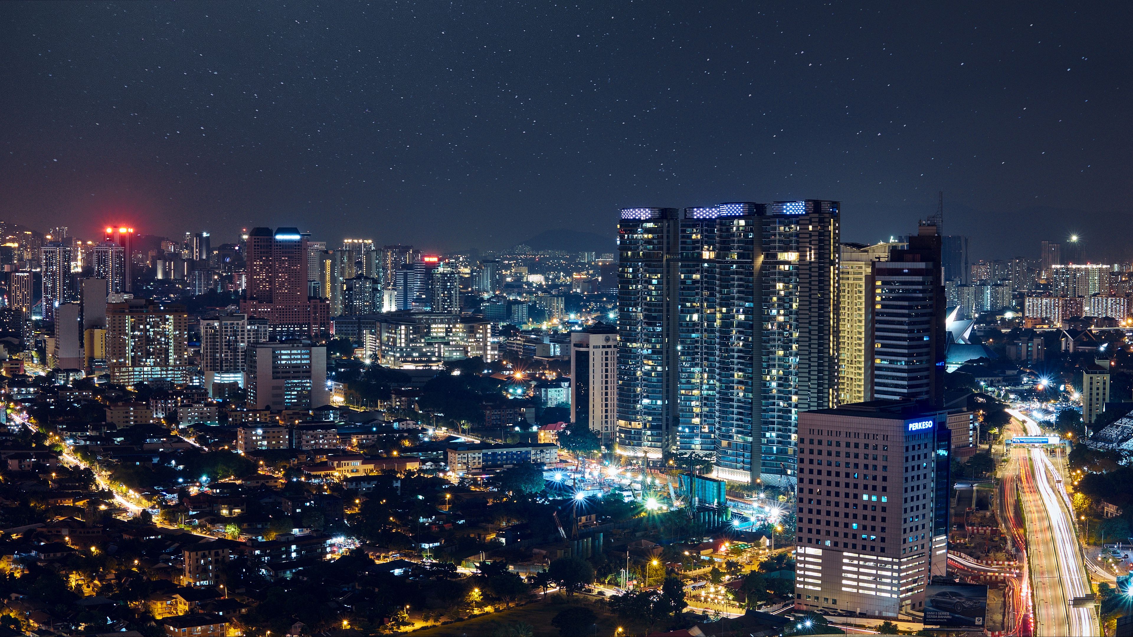 Tải ngay hình nền đêm thành phố với độ phân giải 3840x2160, tái hiện lại vẻ đẹp trầm lắng, lững lờ của thành phố đêm với những ánh đèn lung linh vốn mang đến cho bạn một cảm giác thư giãn và thoải mái.