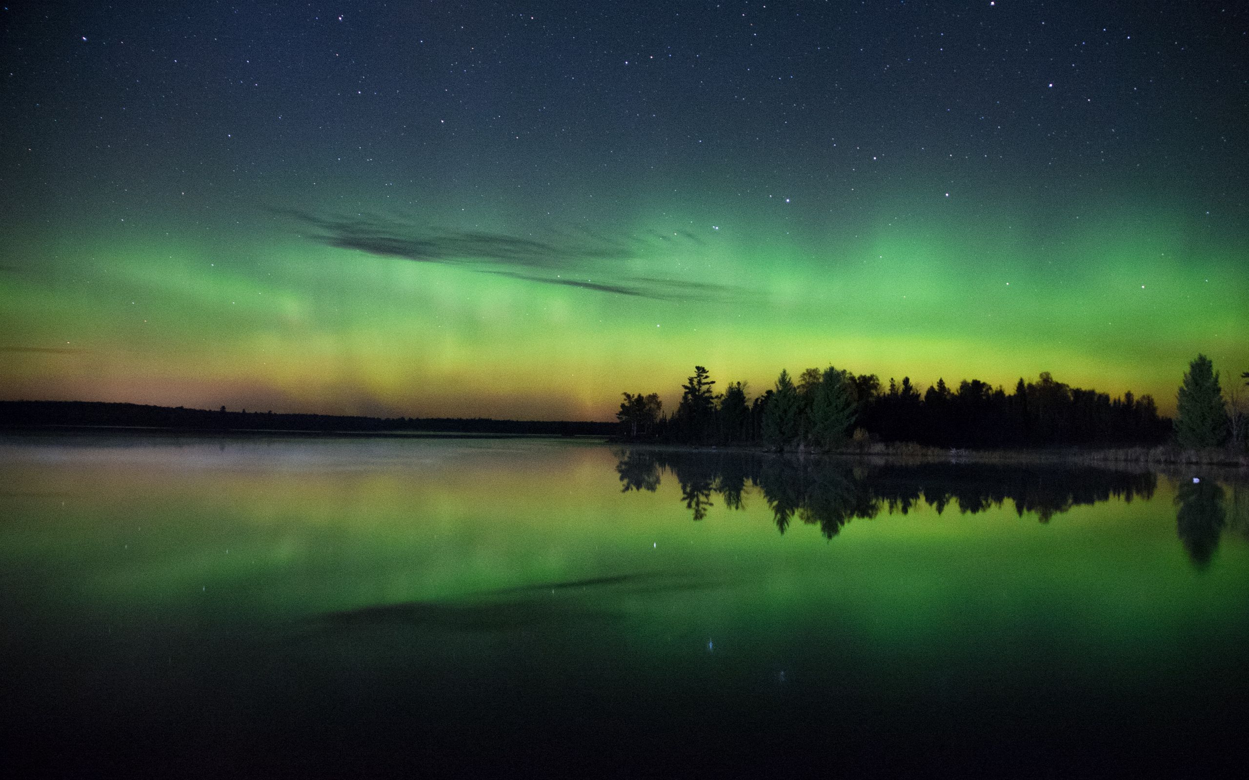 Download wallpaper 2560x1600 night, green, starry sky, river widescreen