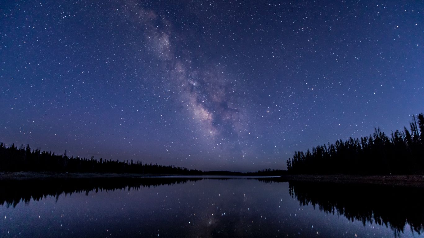Với hình nền đêm tuyệt đẹp, bạn sẽ trở thành người đầu tiên chiêm ngưỡng bầu trời ngút ngàn sao trên chiếc điện thoại của mình.
