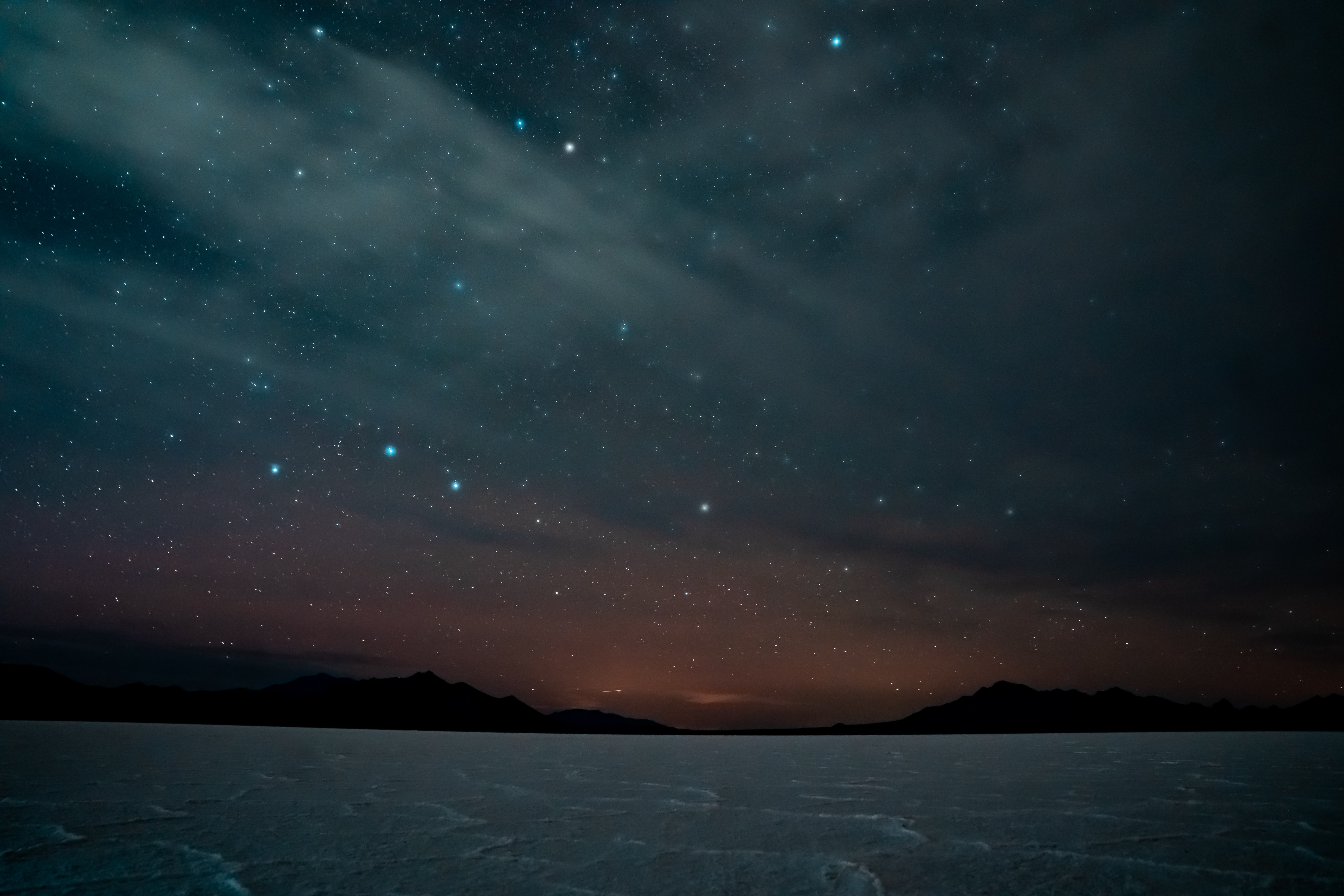 Đêm đầy sao (Starry night): Đêm đầy sao mang đến vẻ đẹp thần thánh và quyến rũ cho những người yêu thiên nhiên. Hãy khám phá những vì sao đang lấp lánh trên bầu trời trong những hình ảnh đầy sức hút.