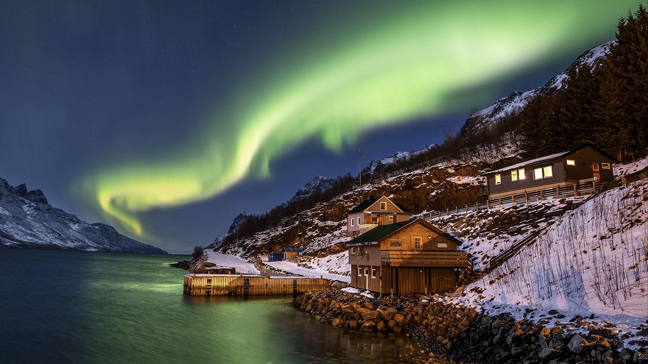 Wallpaper northern lights, building, slope, coast