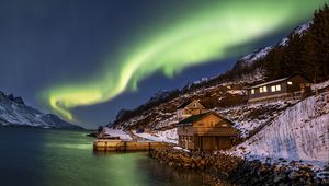 Preview wallpaper northern lights, building, slope, coast