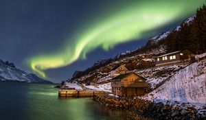 Preview wallpaper northern lights, building, slope, coast