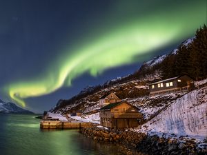 Preview wallpaper northern lights, building, slope, coast