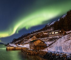 Preview wallpaper northern lights, building, slope, coast