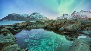 Preview wallpaper northern lights, mountains, rocks, lake, snowy