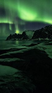 Preview wallpaper northern lights, mountains, shore, snow