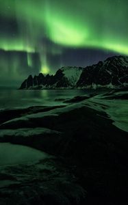 Preview wallpaper northern lights, mountains, shore, snow