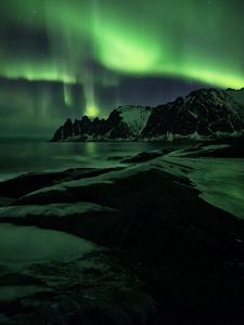 Preview wallpaper northern lights, mountains, shore, snow