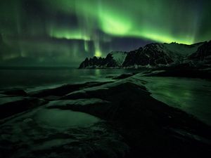 Preview wallpaper northern lights, mountains, shore, snow