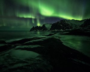 Preview wallpaper northern lights, mountains, shore, snow