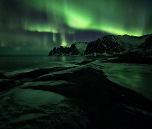 Preview wallpaper northern lights, mountains, shore, snow