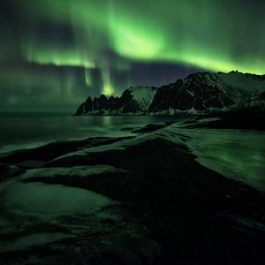 Preview wallpaper northern lights, mountains, shore, snow