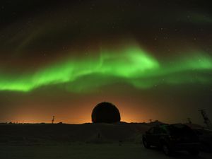 Preview wallpaper northern lights, night, silhouettes, snow, dark