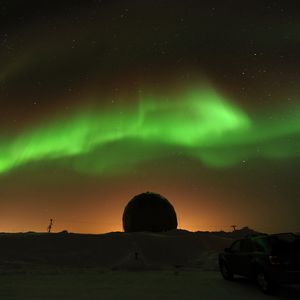 Preview wallpaper northern lights, night, silhouettes, snow, dark