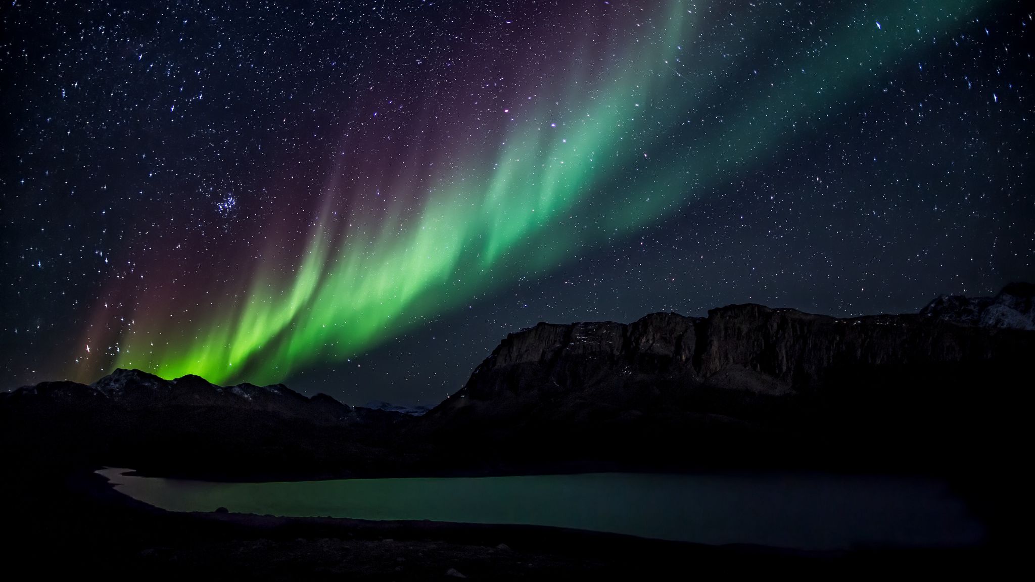 Download wallpaper 2048x1152 northern lights, starry sky, mountains