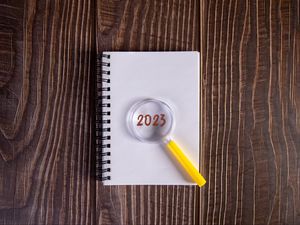 Preview wallpaper notepad, magnifying glass, 2023, wood, new year
